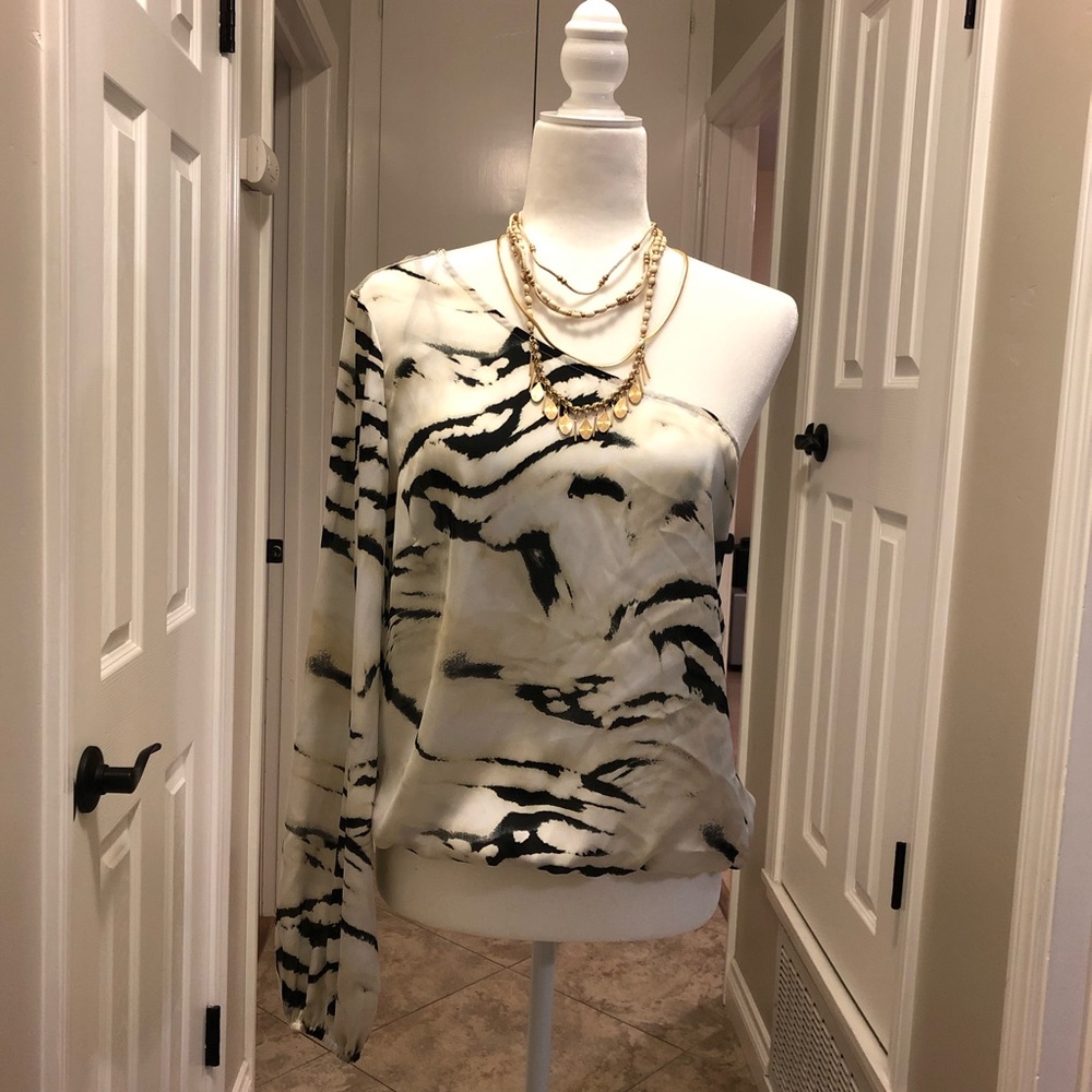 Bebe one sleeve shirt size M with cute necklace